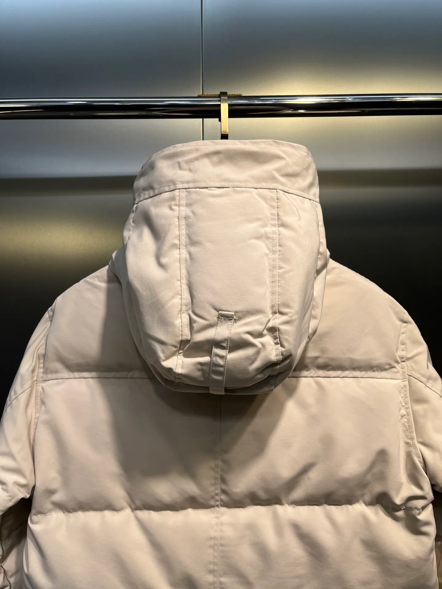 P700 Goose 🌟17 styles of chest patch, same style for men and women, cold-resistant down jackets! The fur collar is detachable. The natural Siberian coyote fur collar has a delicate yet strong feel, which comes from the sense of life that comes from the erosion of wind and frost in nature. The market usually uses raccoon fur or fake fur instead, which is not even the slightest bit better! The collar part has cold-proof flannel, which is close to the head and neck, comfortable and warm! The fabric is made of high-density nano-level waterproof fabric, which is windproof and wear-resistant and has a certain thickness! The zipper is the official YKK brand! The waist has an elastic waistline design that can be adjusted according to yourself! There is also an anti-wind Velcro inside! Seamless threaded cuffs to avoid stiffening! In order to prevent cold wind from pouring in, a double closure design is adopted. On the premise of the traditional zipper fly, six Velcro fasteners are used for secondary closure, which brings better warmth retention effect. It retains the classic hooded design and uses super large luxurious wolf fur to protect against wind and cold. No matter how low the temperature is this winter, one piece is enough. I’ll give you the wind and temperature. Size: s-xxl